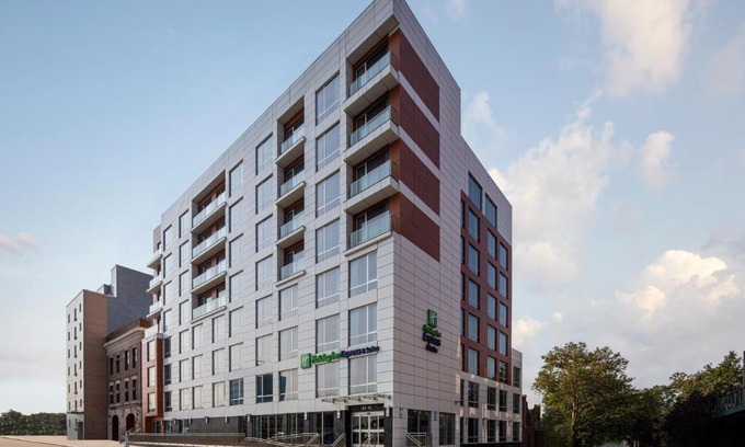 Queens Hotel | Holiday Inn Express & Suites Woodside LaGuardia Airport