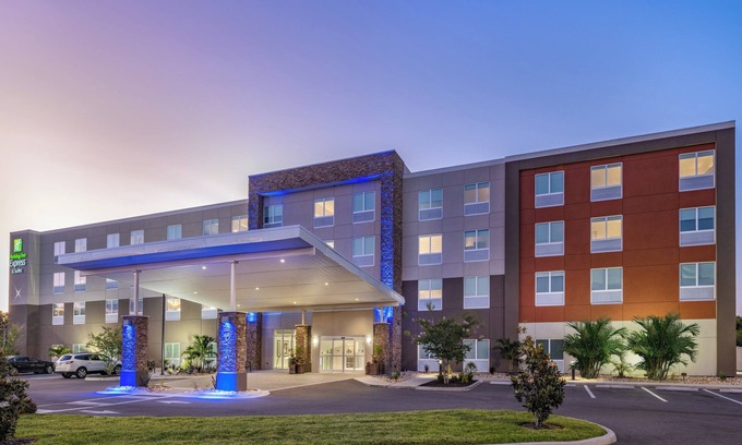 Ruskin Hotel | Holiday Inn Express & Suites Ruskin by IHG