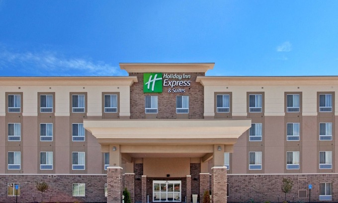Topeka Hotel | Holiday Inn Express & Suites Topeka North by IHG
