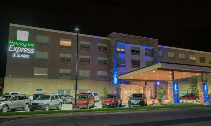 Warsaw Hotel | Holiday Inn Express & Suites - Warsaw - E Center by IHG
