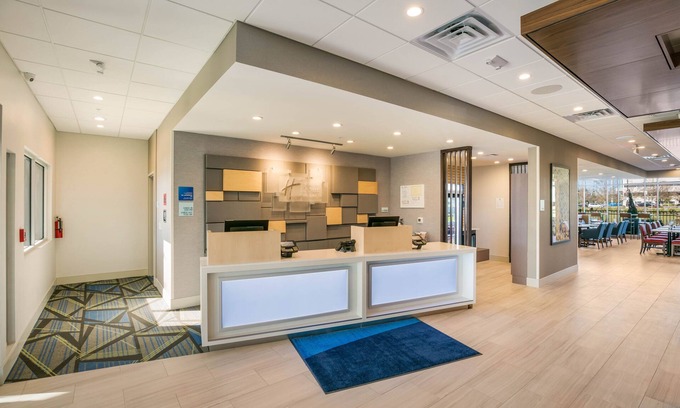 Southside Hotel | Holiday Inn Express & Suites Jacksonville - Town Center by IHG