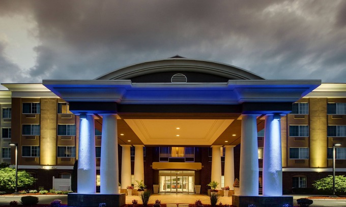 Middleborough Hotel | Holiday Inn Express Hotel & Suites Middleboro Raynham by IHG