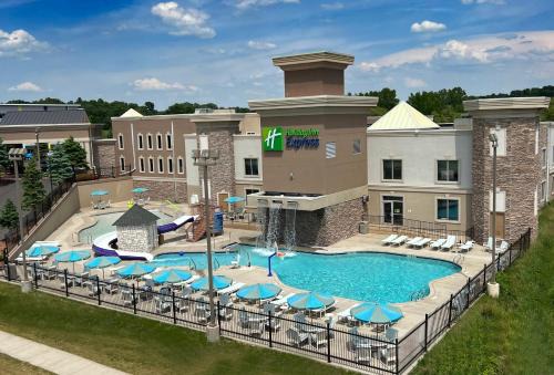 Lake Delton Hotel | Holiday Inn Express Wisconsin Dells by IHG