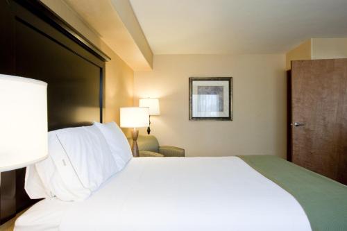 Woodland Hills Hotel | Holiday Inn Express Hotel & Suites Woodland Hills by IHG