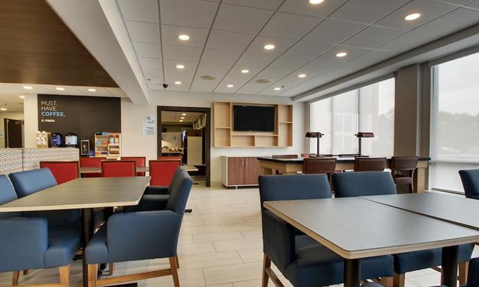 Echelon Hotel | Holiday Inn Express Voorhees Mt Laurel