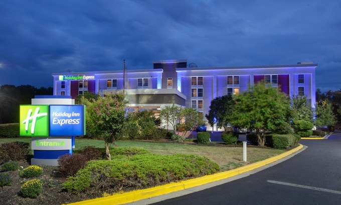 Camp Springs Hotel | Holiday Inn Express Washington DC East - Andrews AFB by IHG