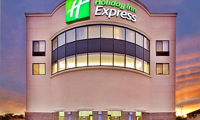 Waterloo Hotel | Holiday Inn Express- Waterloo/Cedar Falls by IHG
