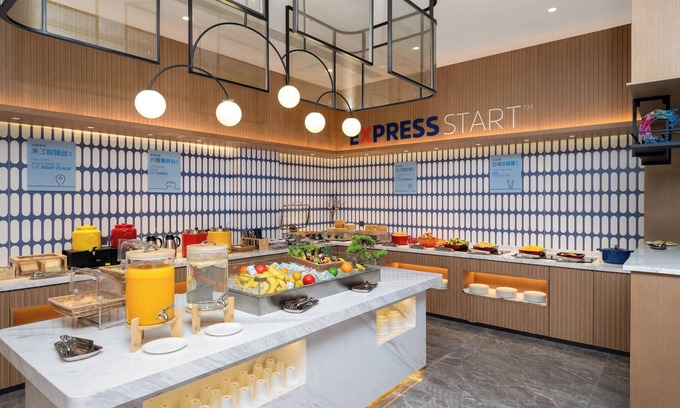 Jinshui District Hotel | Holiday Inn Express Zhengzhou Nongye Road by IHG
