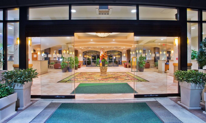 District of North Vancouver Hotel | Holiday Inn Hotel & Suites North Vancouver by IHG