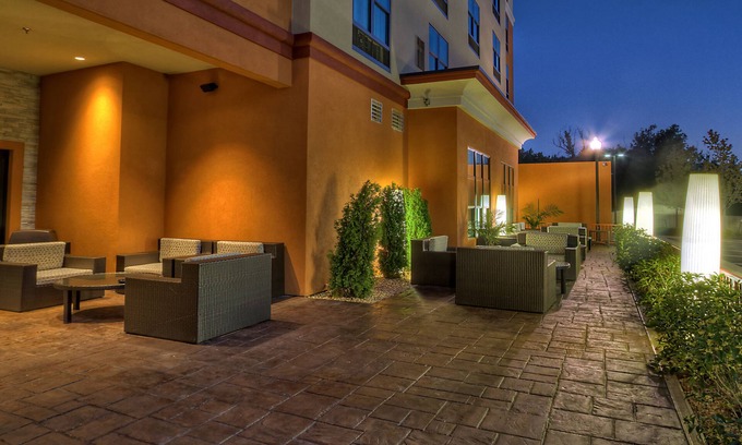 Tupelo Hotel | Holiday Inn Hotel & Suites Tupelo North by IHG