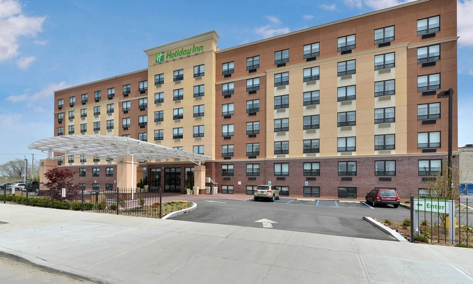 Queens Hotel | Holiday Inn New York JFK Airport Area, an IHG Hotel