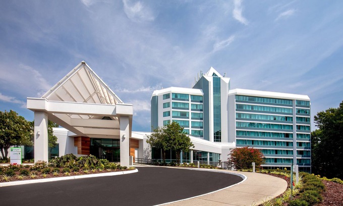 Central Newport News Hotel | Holiday Inn Newport News - Hampton by IHG