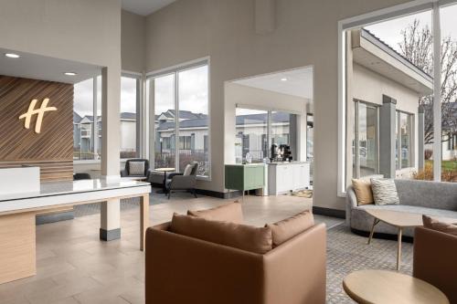 Ontario Hotel | Holiday Inn Ontario by IHG