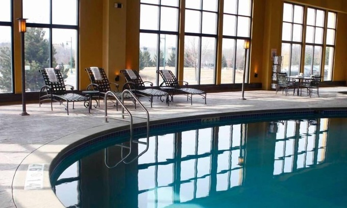 Pewaukee Hotel | Holiday Inn Pewaukee - Milwaukee West by IHG