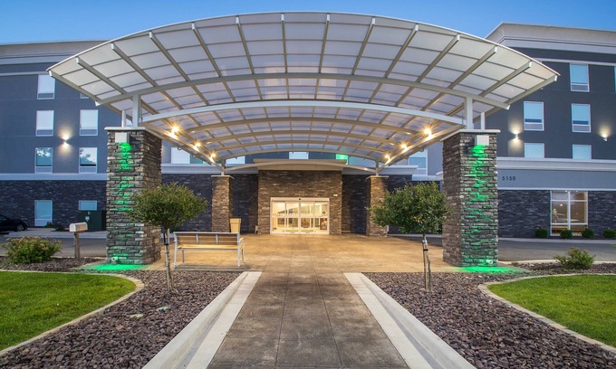 Decatur Hotel | Holiday Inn & Suites Decatur-Forsyth by IHG