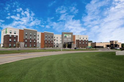 Sioux Falls Hotel | Holiday Inn & Suites Sioux Falls - Airport by IHG