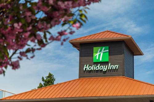 Saanich Hotel | Holiday Inn Victoria - Elk Lake by IHG