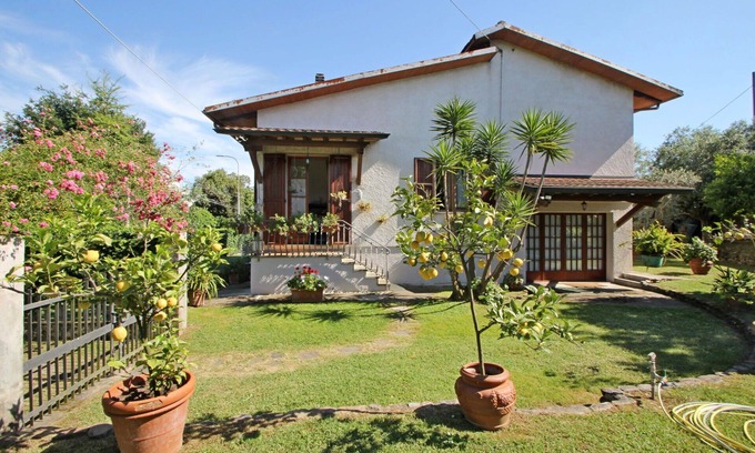 Montignoso House | Holiday Home in Capanne-prato-cinquale with 2 bedrooms sleeps 5