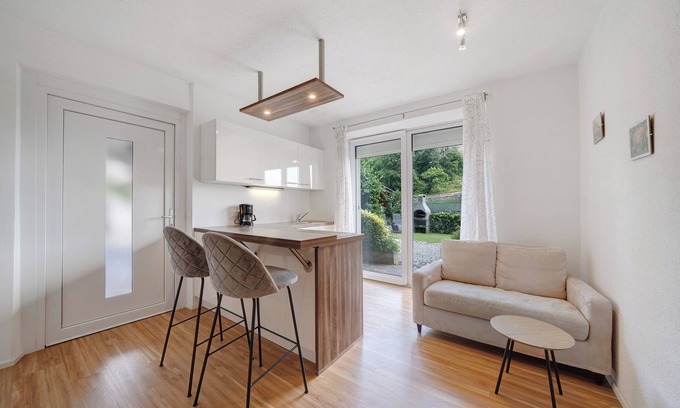 Vollan Apartment | Holiday Apartment "Mayenburg" with Mountain View, Shared Garden and Pool