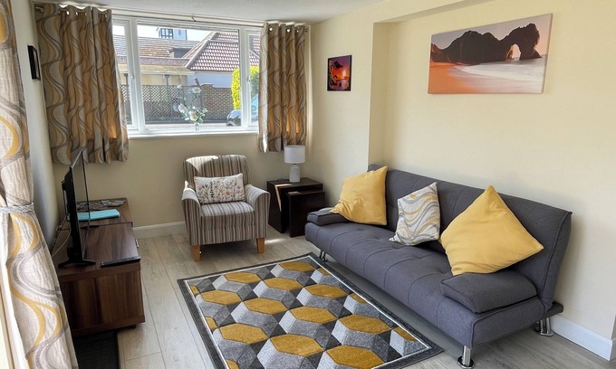 Selsey Apartment | Holiday Let Annex; Self Contained; Sleeps 2; One minute from beach