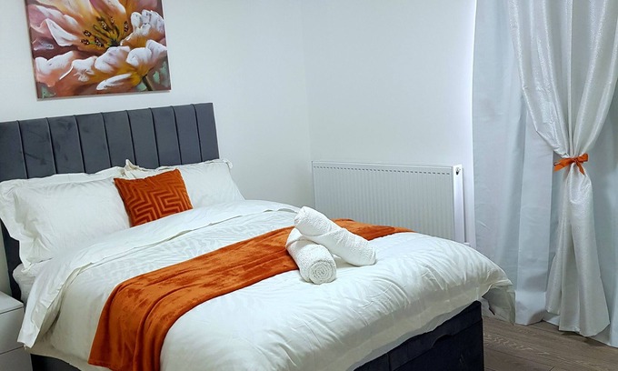 Chatham House | Holiday Let - Entire Modern Home in Medway
