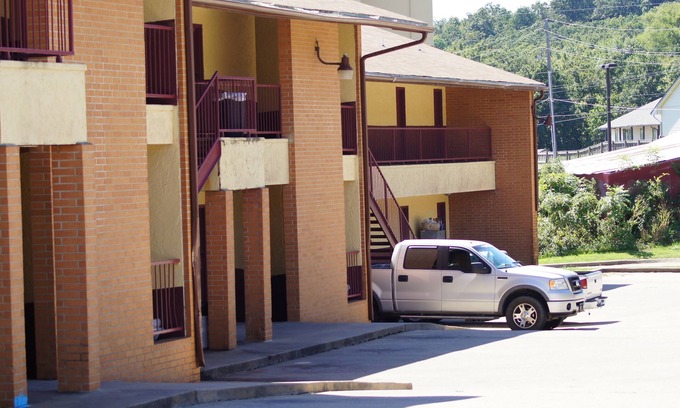 McAlester Hotel | Holiday Lodge & Suites