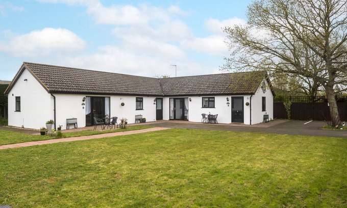 Reydon Cabin | Holiday Lodges just 1 mile from Southwold with ample parking and garden area.