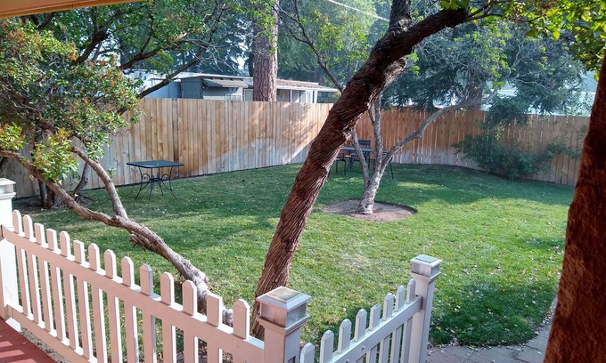 Larkspur Hotel | Holiday Motel