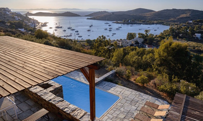 Vourkari Villa | ☀️Holiday & nomad house great 🌊🌅 view sleeps 8 w/fireplace & pool Kea Cyclades