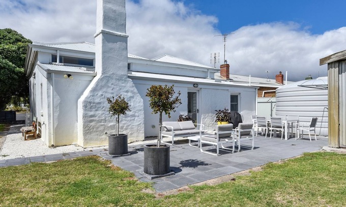 Lacepede Cottage | Holiday Rental - 17 Cooke Street, Kingston SE