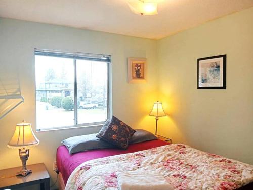 Cloverdale House | Holiday Season Deal -Stylish Room Near Shopping, Restaurants & Transit C3