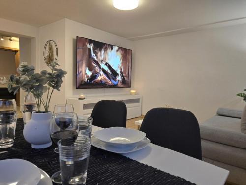 Weingarten Apartment | Holiday&Stay, City Apartment, Küche, 85Zoll TV, WLAN