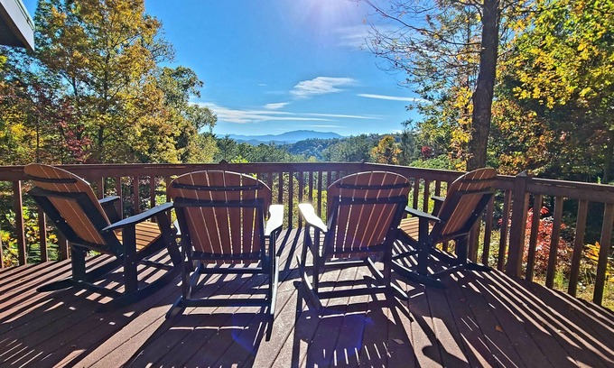 Gatlinburg - Pigeon Forge Cabin | Holidays ARE CLOSE - MNT Views - WiFi- King Beds - Fishing Themed - Hot Tub