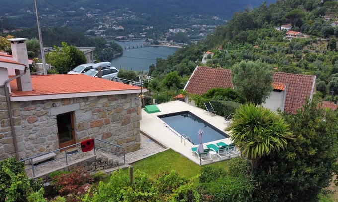 Cova Cottage | Holidayshome - Casa da Lage - Geres - River Views - WiFi - Pool