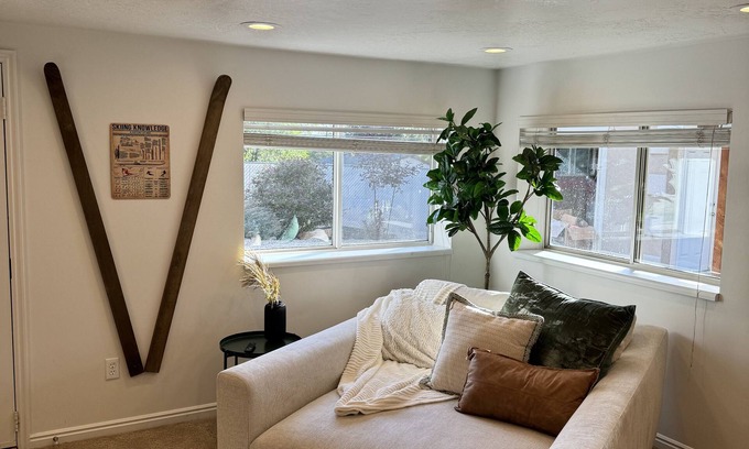 Salt Lake City House | Holladay Home- ski Park City, Deer Valley, Brighton, and Alta -5 bdrm/3 ba