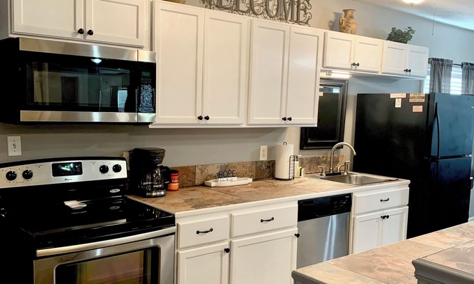 Vicksburg Apartment | Holley Rentals 2br+ bonus Room 1300 sq ft apt. Sleeps 8