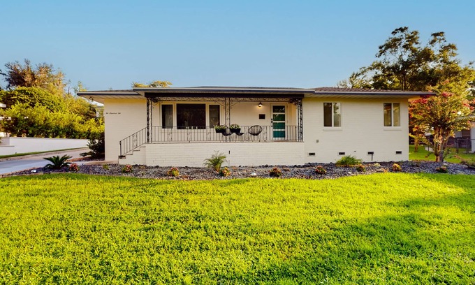 Lakeland House | Hollingsworth Place | House in Lakeland near Lake Hollingsworth with a yard