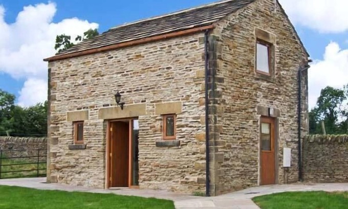 Hoylandswaine Cottage | HOLLINS WOOD BOTHY, luxury holiday cottage, with open fire in Wortley