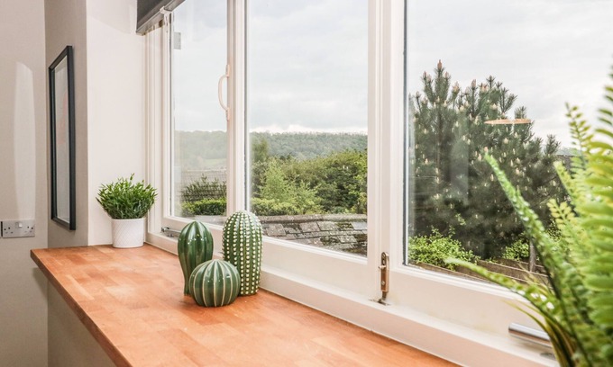 Ozleworth Cottage | HOLLOWAY HOUSE, pet friendly, with hot tub in Wotton-Under-Edge