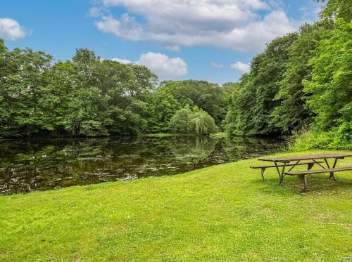 Cortlandt Apartment | Hollowbrook Court