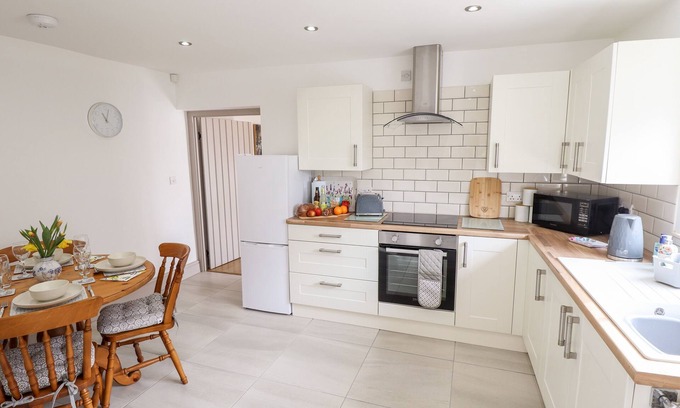 Ottringham Cottage | HOLLY BARN, family friendly, with a garden in Ottringham