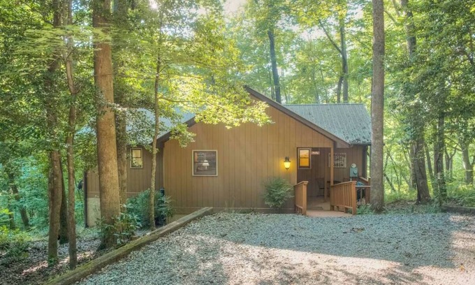 Blairsville House | Holly Cabin Creekside Calm