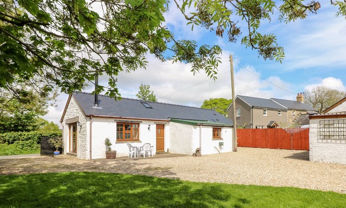 Bridgend Cottage | HOLLY COTTAGE, family friendly, country holiday cottage in Bridgend