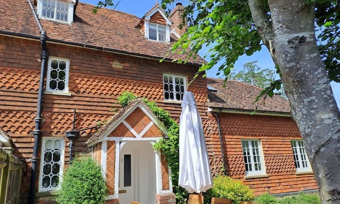 Bentley House | Holly Cottage, 2, Northbrook Park, Farnham-up to 6 adults