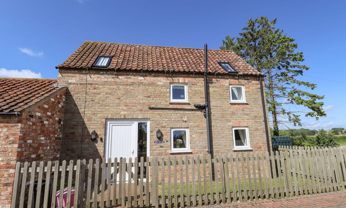 Alford Cottage | HOLLY COTTAGE, family friendly, with a garden in Alford