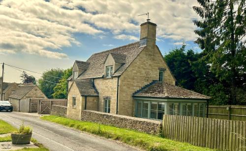 Ampney Crucis House | Holly Cottage