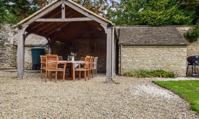Coln St Aldwyns Cottage | Holly Cottage - sleeps 8 guests in 4 bedrooms