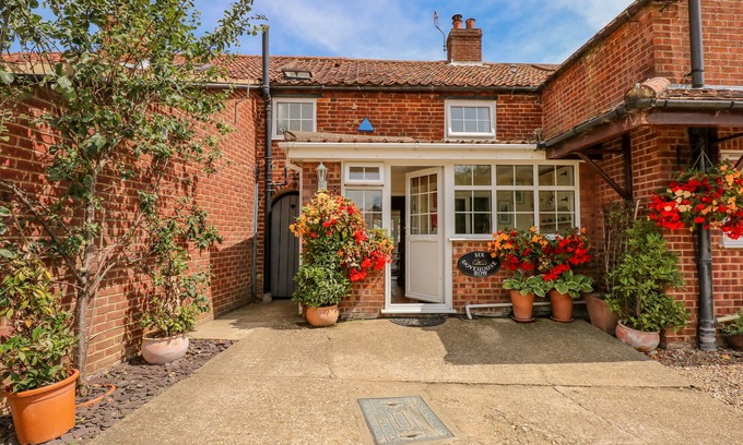 Swaffham Cottage | HOLLY COTTAGE, pet friendly, with open fire in Swaffham