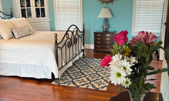 Tasley Apartment | Holly Cove Suite has gorgeous sunsets and spectacular views of Onancock Creek.