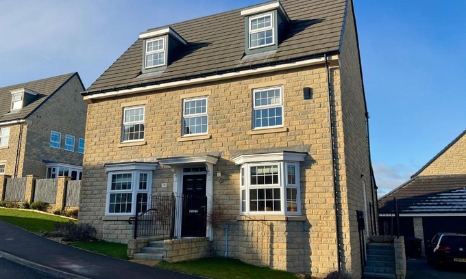 Hoylandswaine Villa | Holly House - Executive Rural Home with Jacuzzi